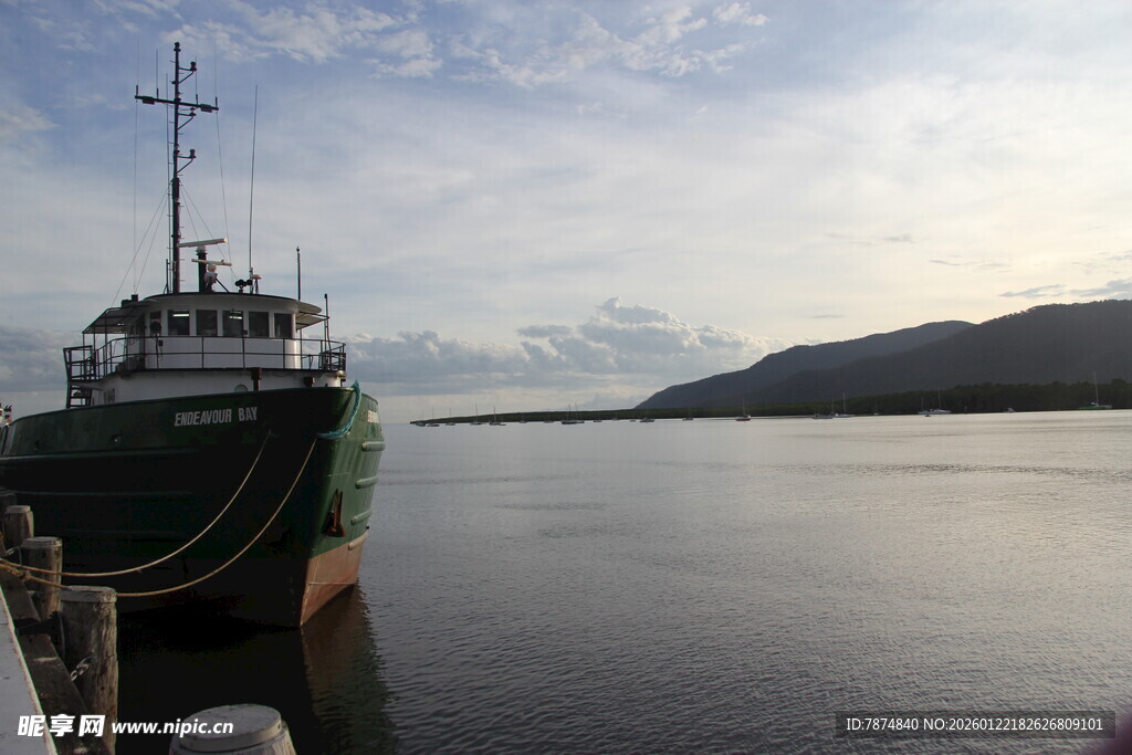 停泊于宁静水域的船只