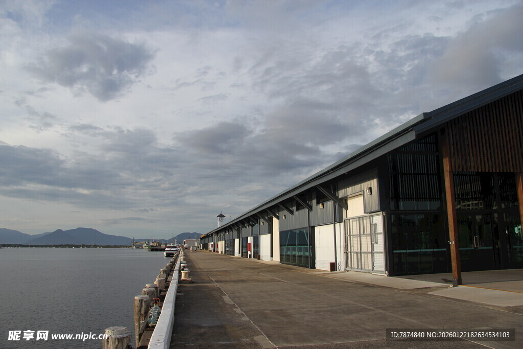 湖畔长廊建筑风景