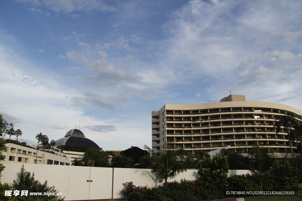 现代建筑与蓝天白云景观