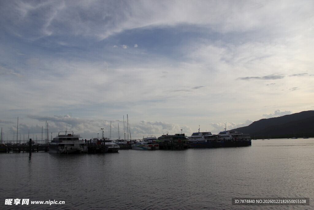 宁静港湾的船只与天空