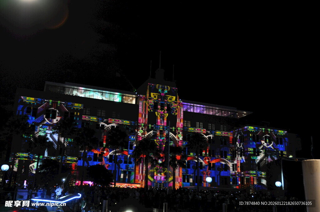 夜晚绚丽灯光下的城市景观