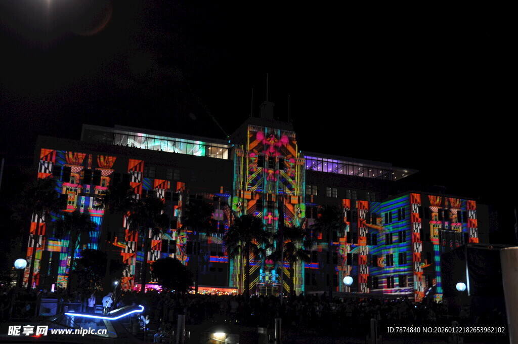 夜晚绚丽灯光下的建筑