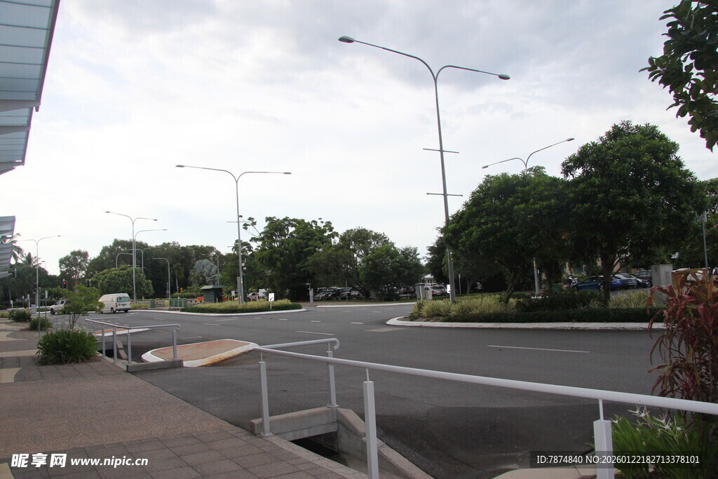 城市街道旁的开阔景象
