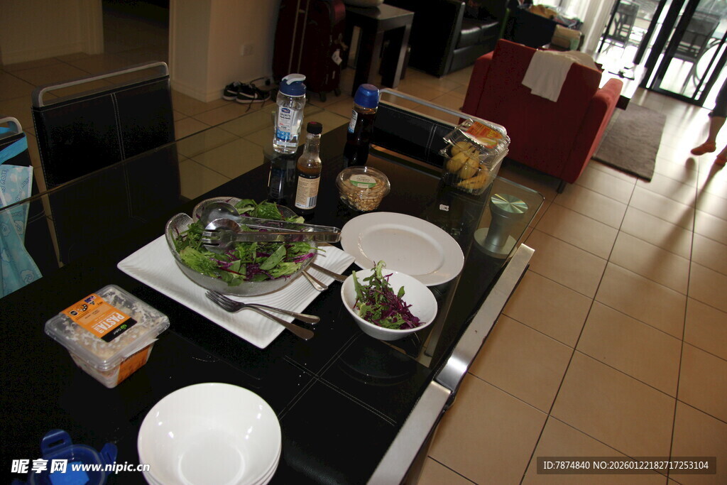 餐桌摆放的丰盛餐食