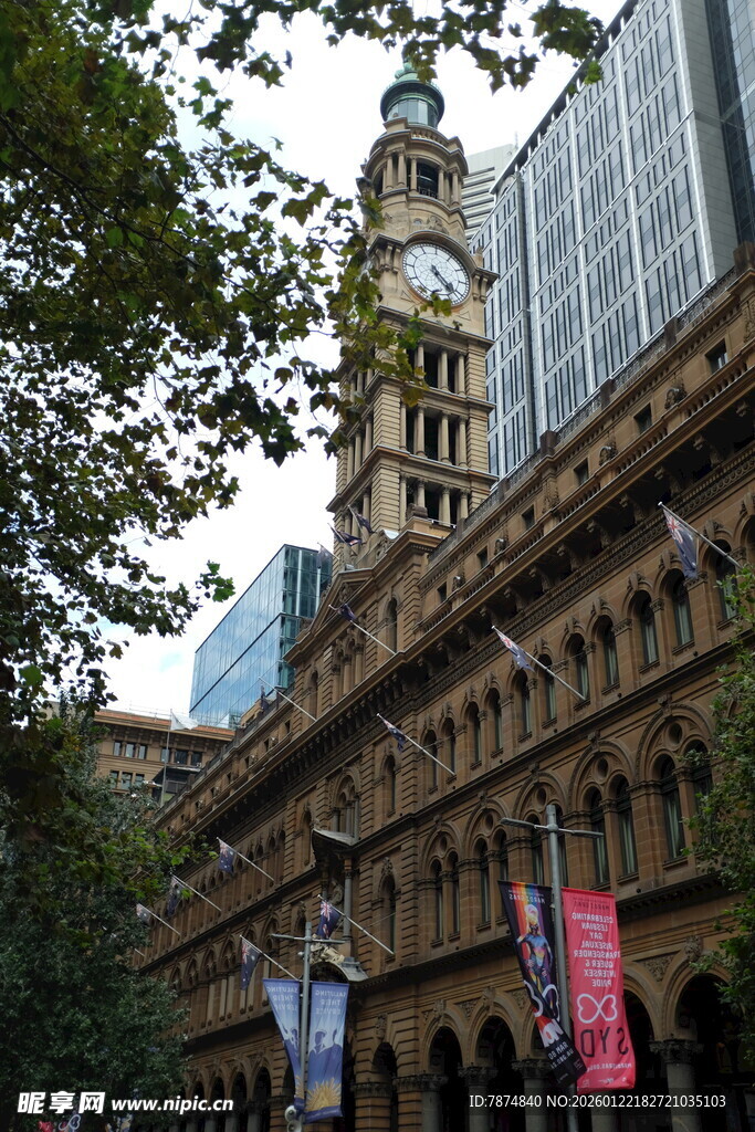 古典钟楼建筑外观