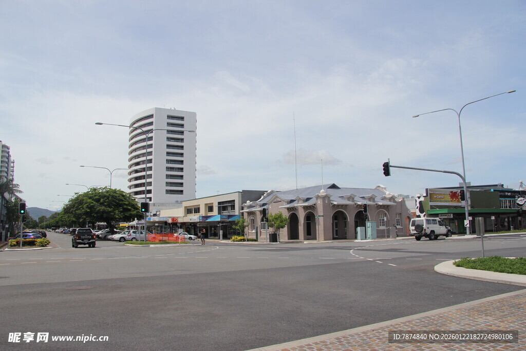 城市街道及远处高楼景象