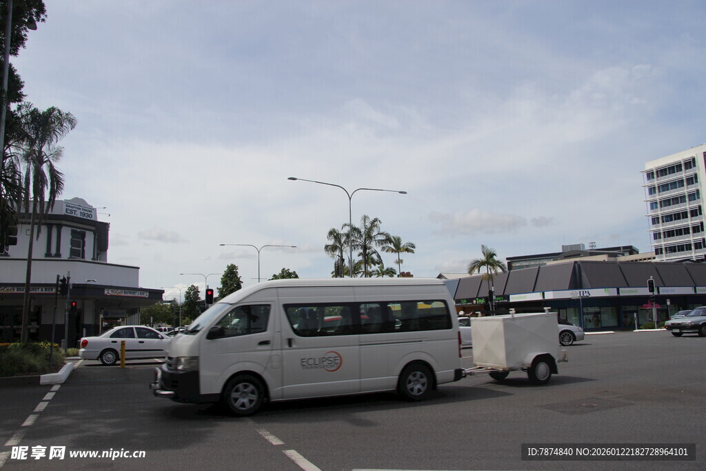 停车场中的几辆白色面包车