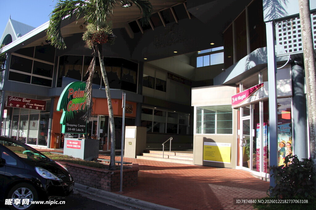 街道旁多彩商铺景象