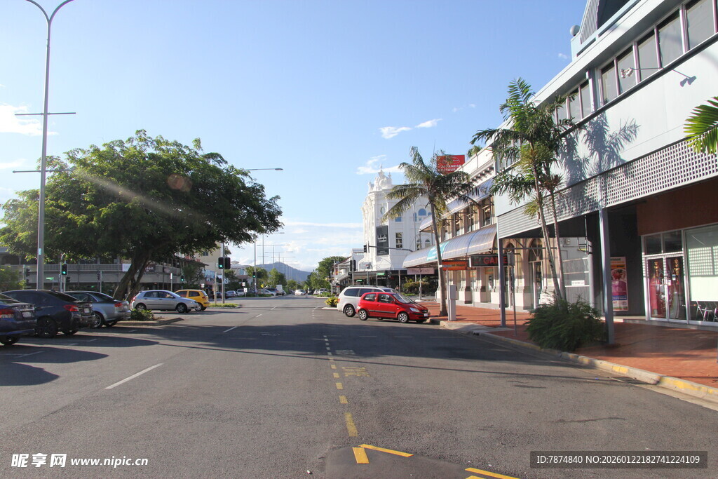 街道两旁建筑与停放车辆