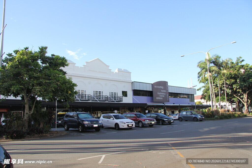 小镇街边停车场景象