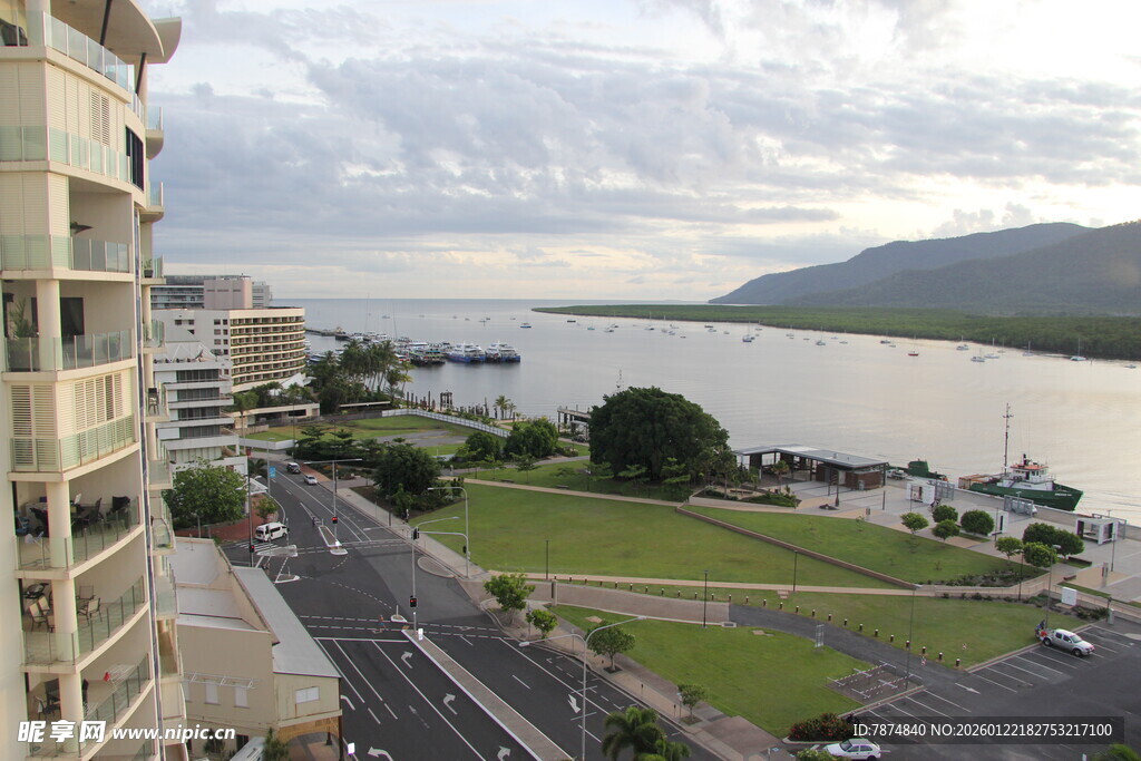 城市河畔景观俯瞰