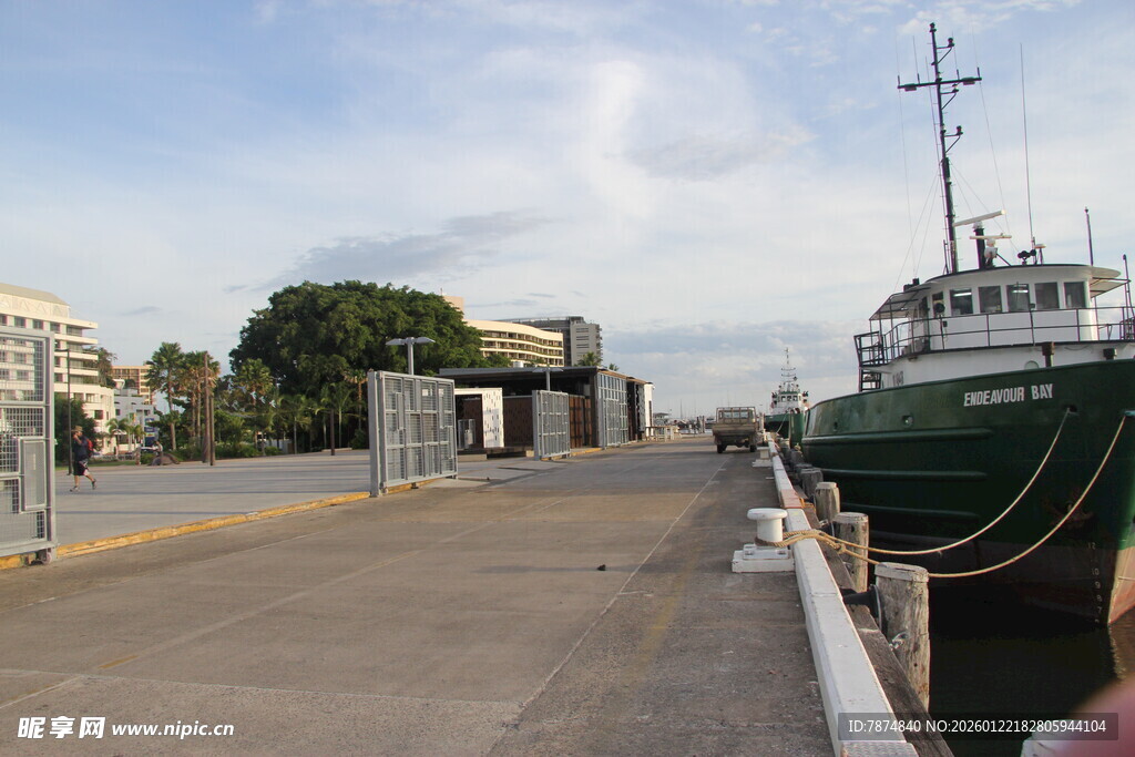 码头边停靠的船只