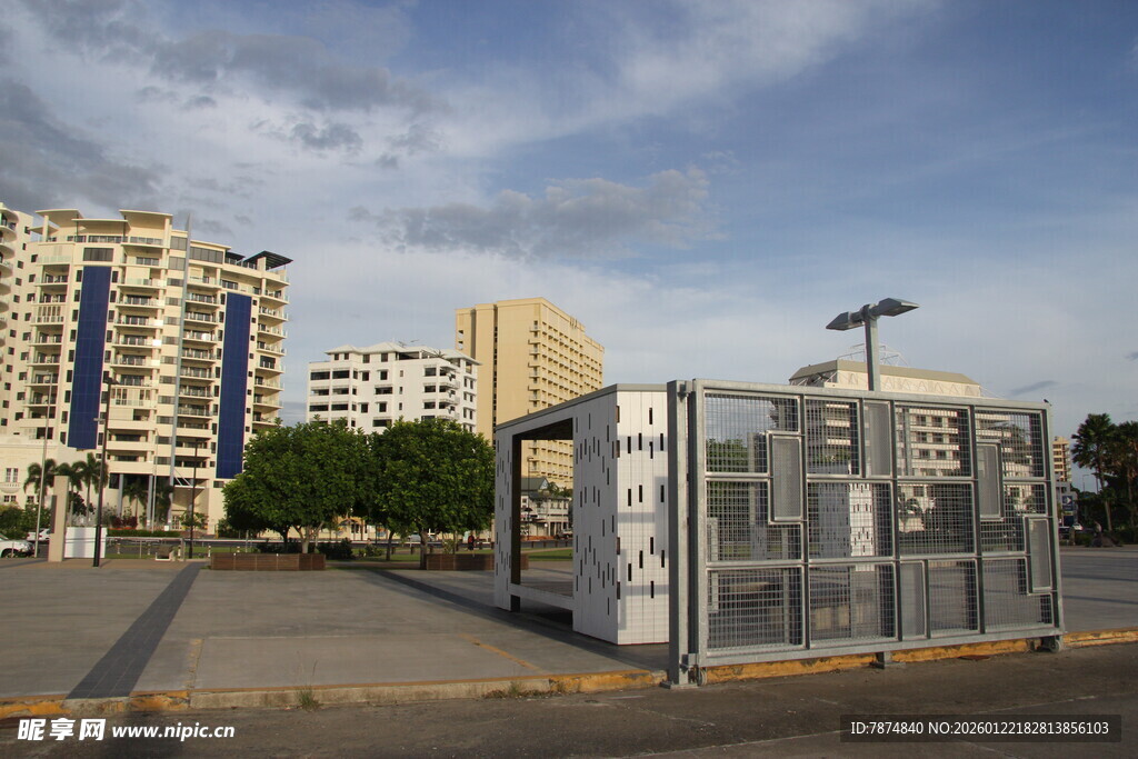 城市街边的现代公交候车亭