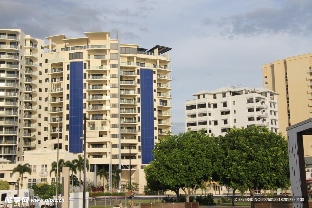 城市河畔的高楼与绿树