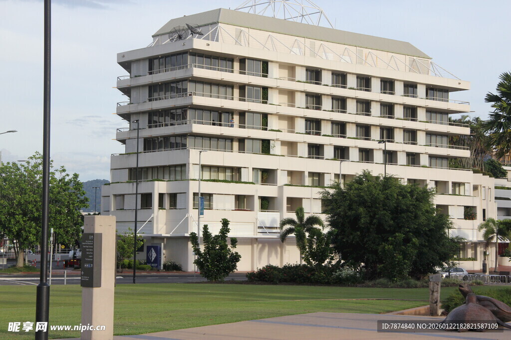 现代多层建筑与周边景观