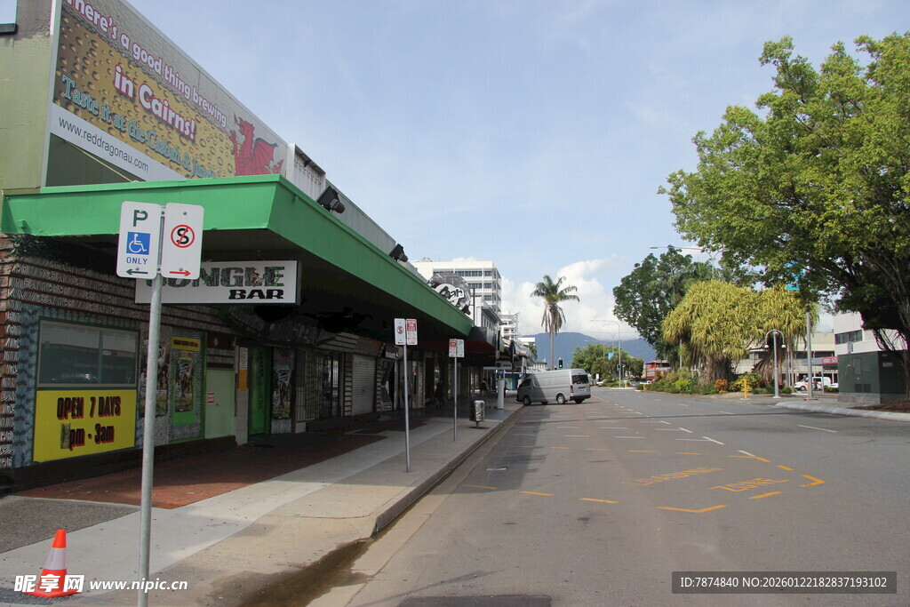 街道旁的商铺与空旷道路