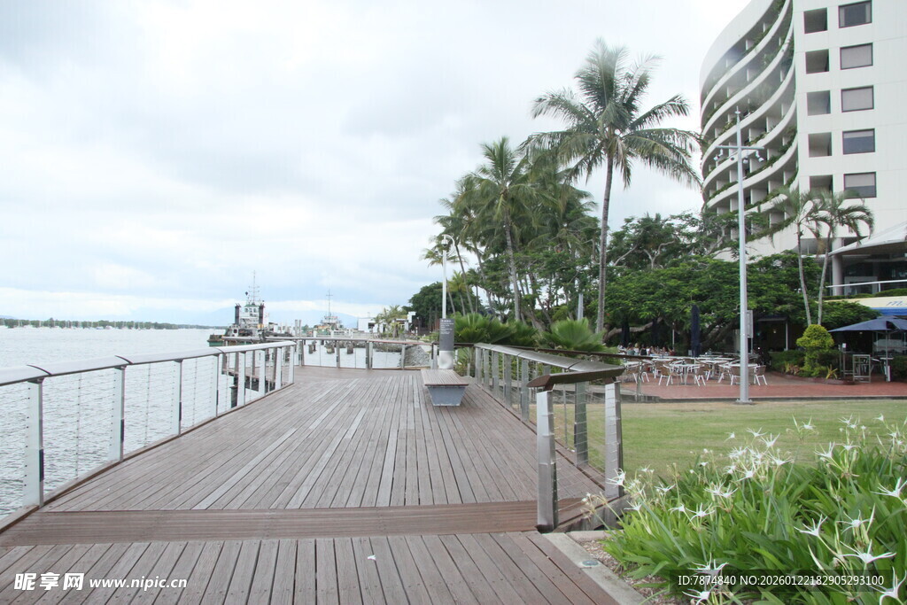 海滨木质步道与城市风光