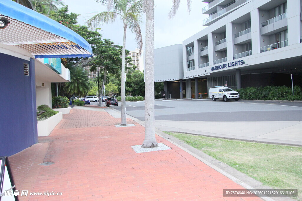 城市街道旁的人行道景观