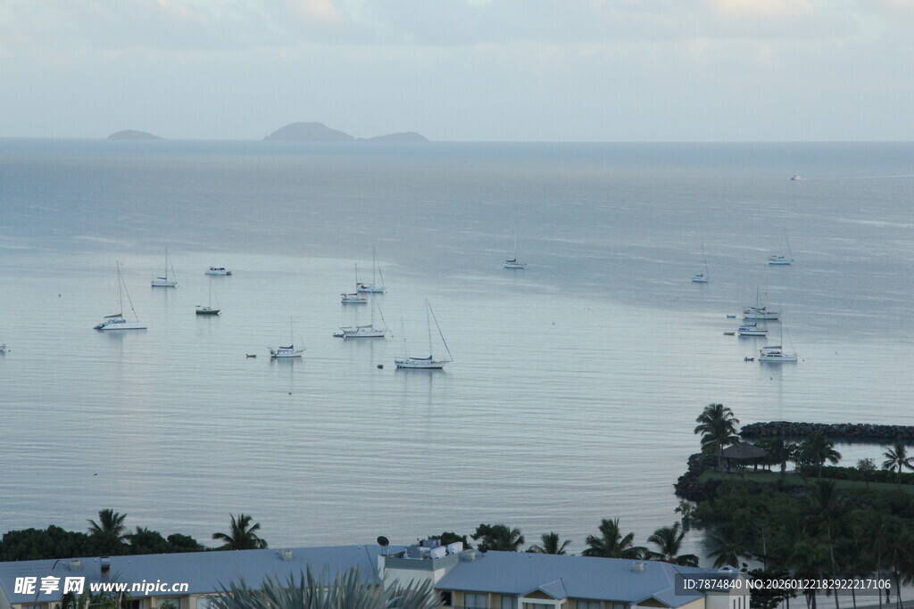 海上船只与岸边景致