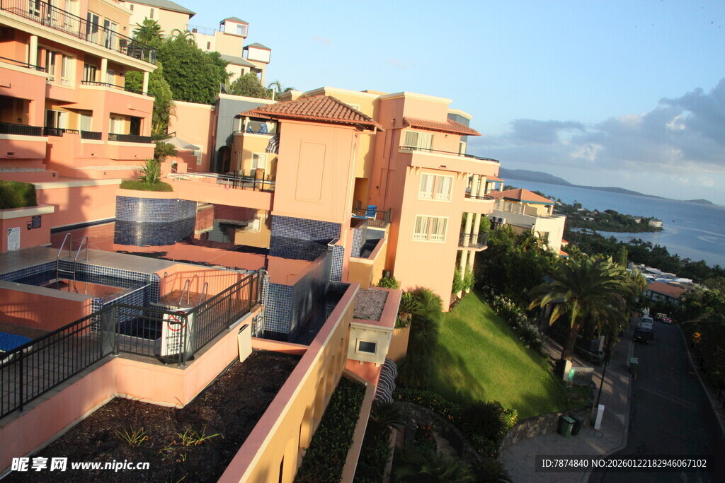 海滨错落有致的多彩建筑