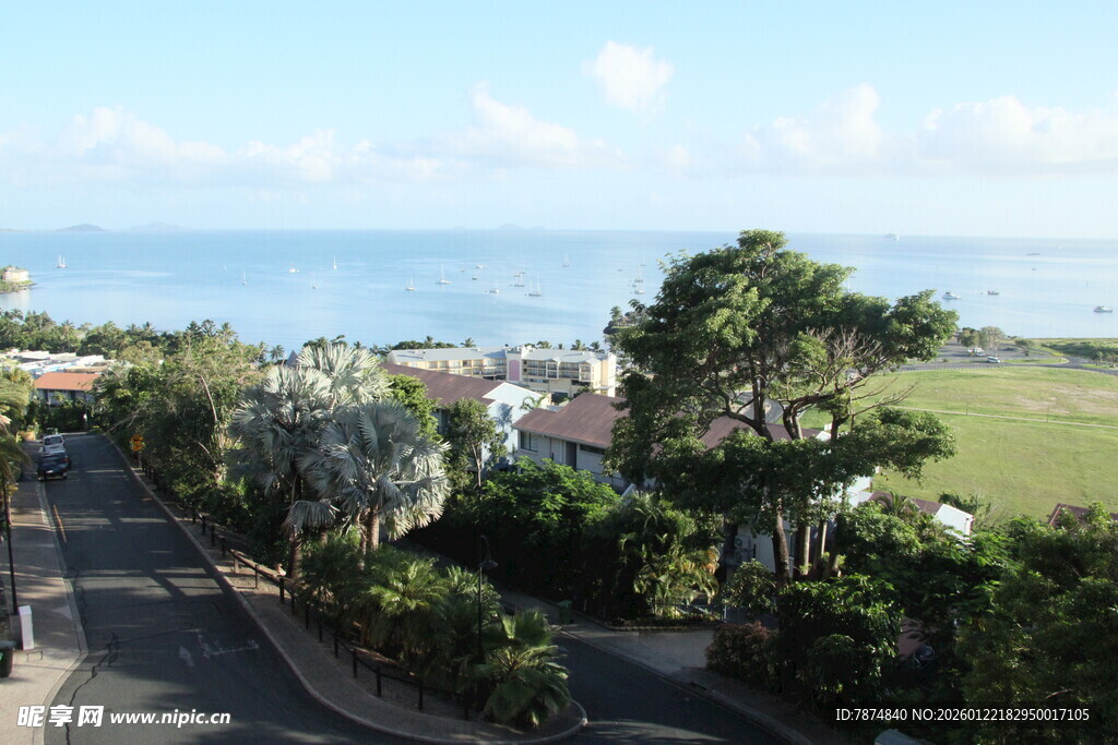 海滨街道风景远眺