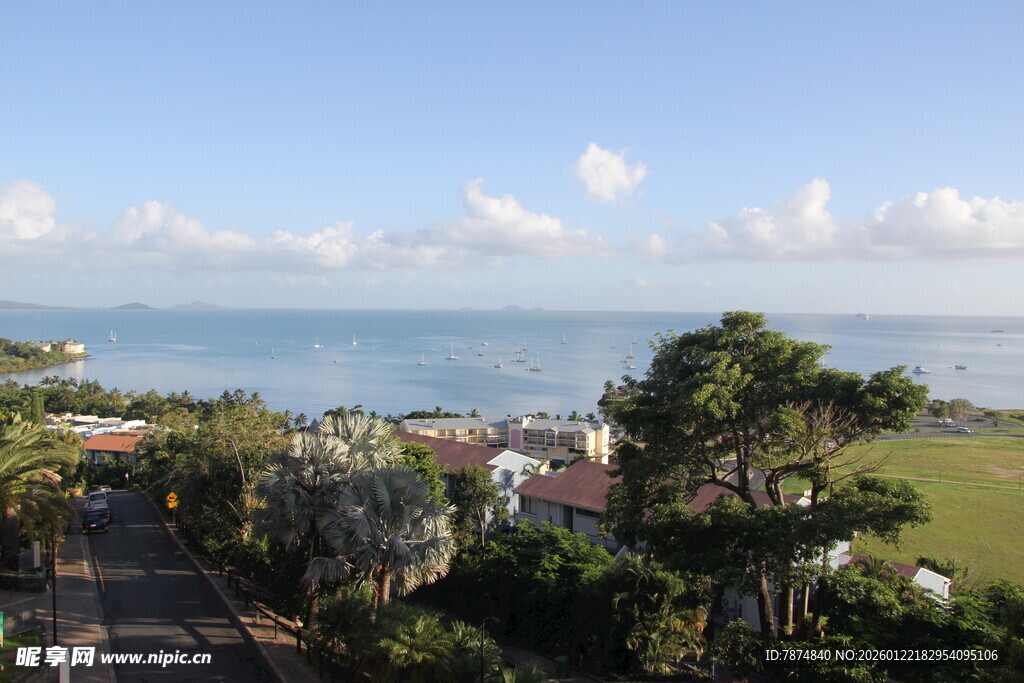 海滨美景 绿树环绕的风光