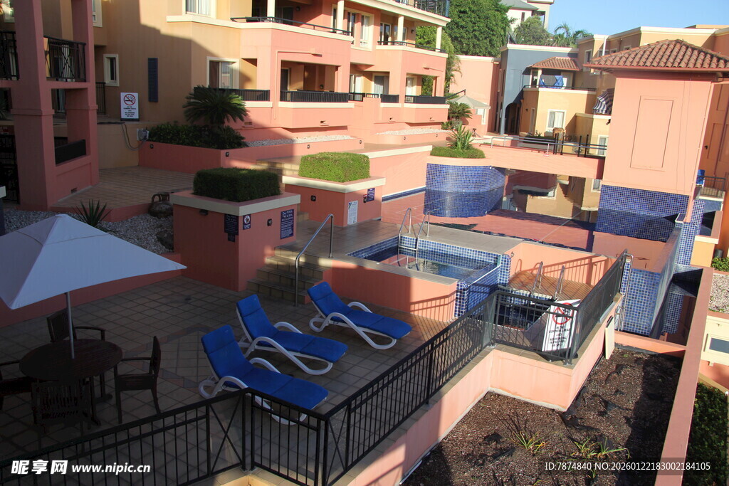 度假公寓旁的休闲泳池景观