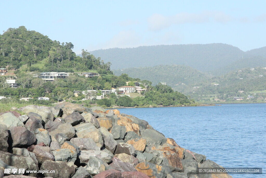 海岸边的岩石与远处景致