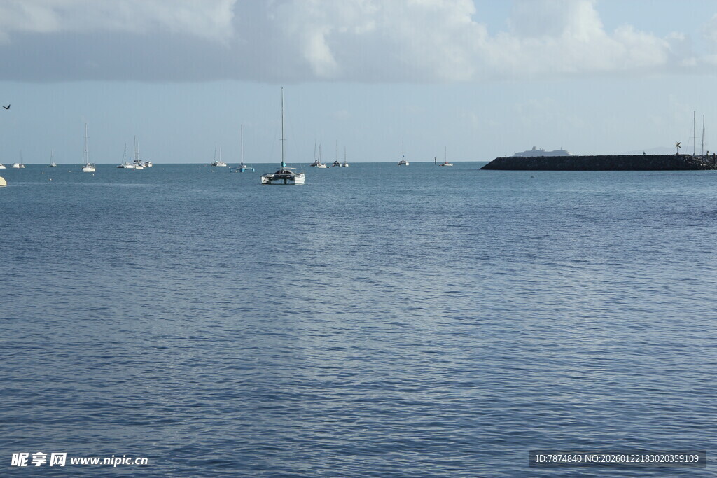 宁静海面与远处船只景观