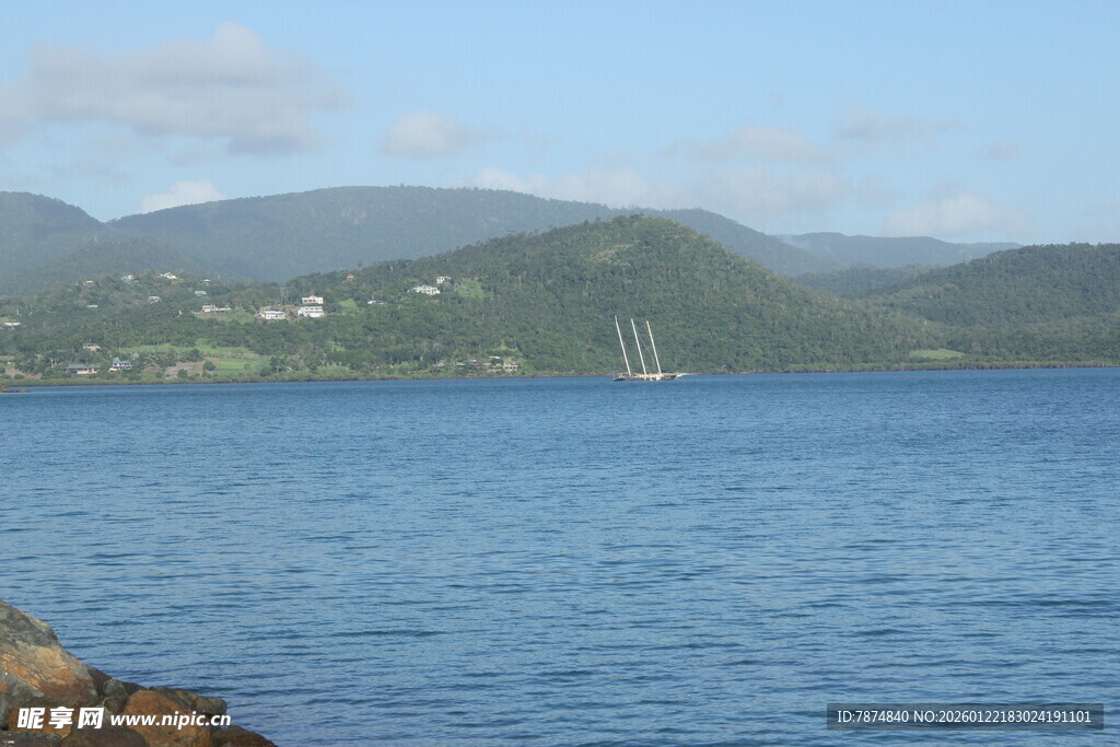 海边风景 远处山峦与船只