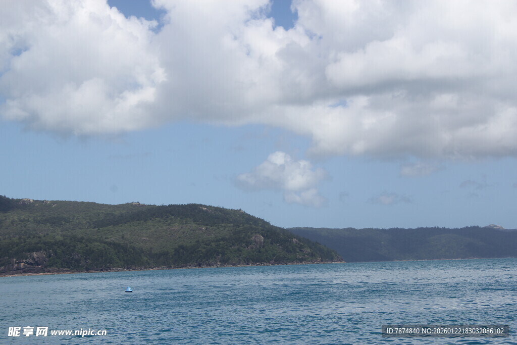 碧海蓝天远山风景图