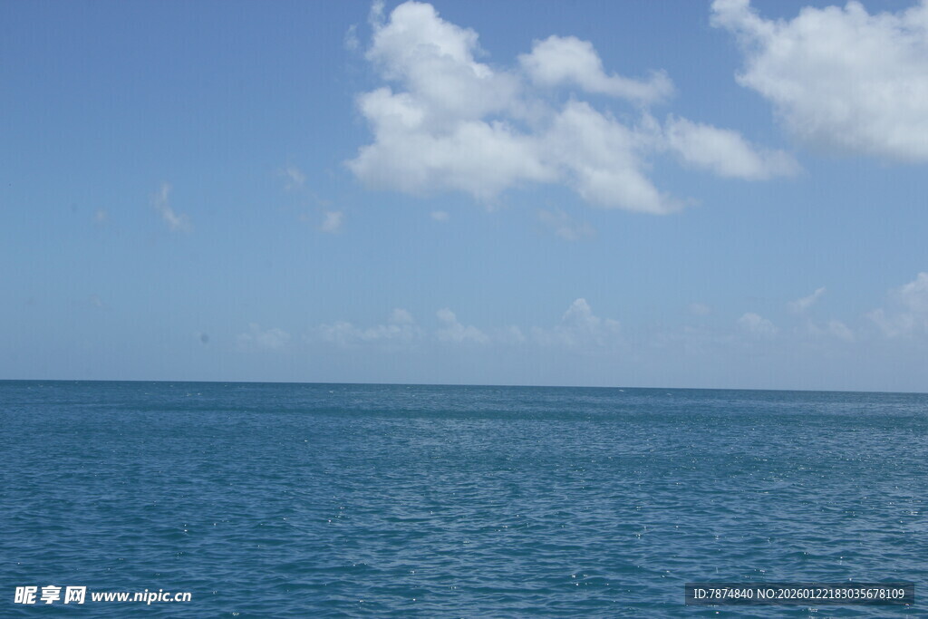 蔚蓝大海与天空中的云朵