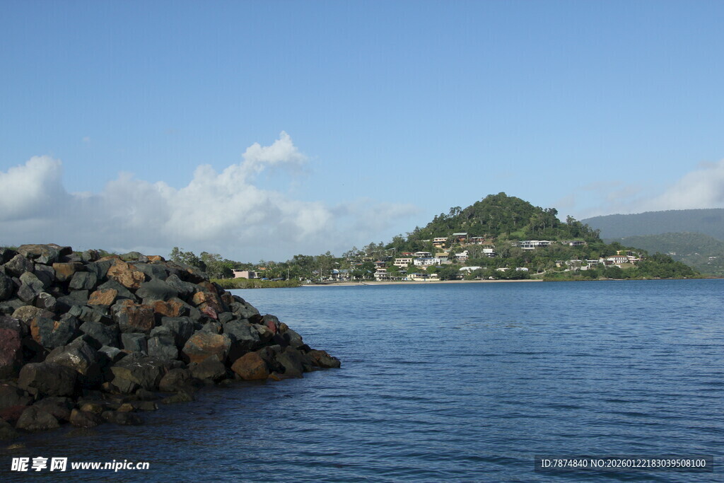 海边石堤与远处青山风景