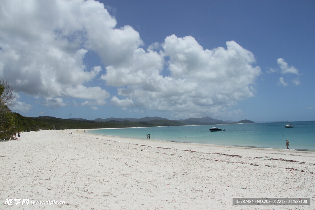 美丽的白色沙滩海滨风光