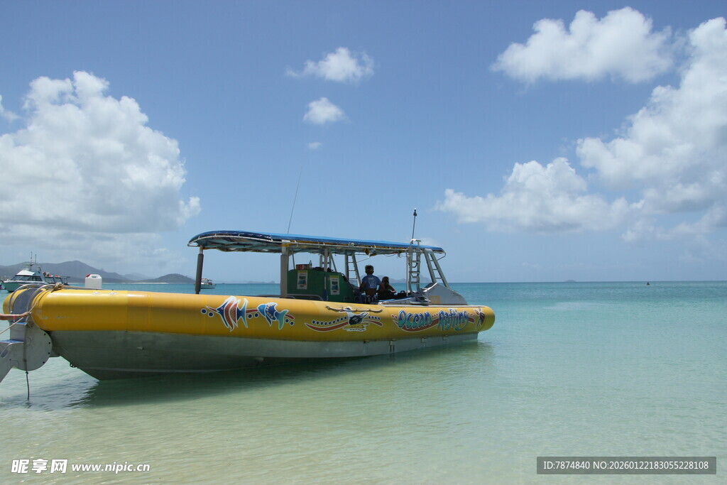 海上黄船停泊于浅海区域