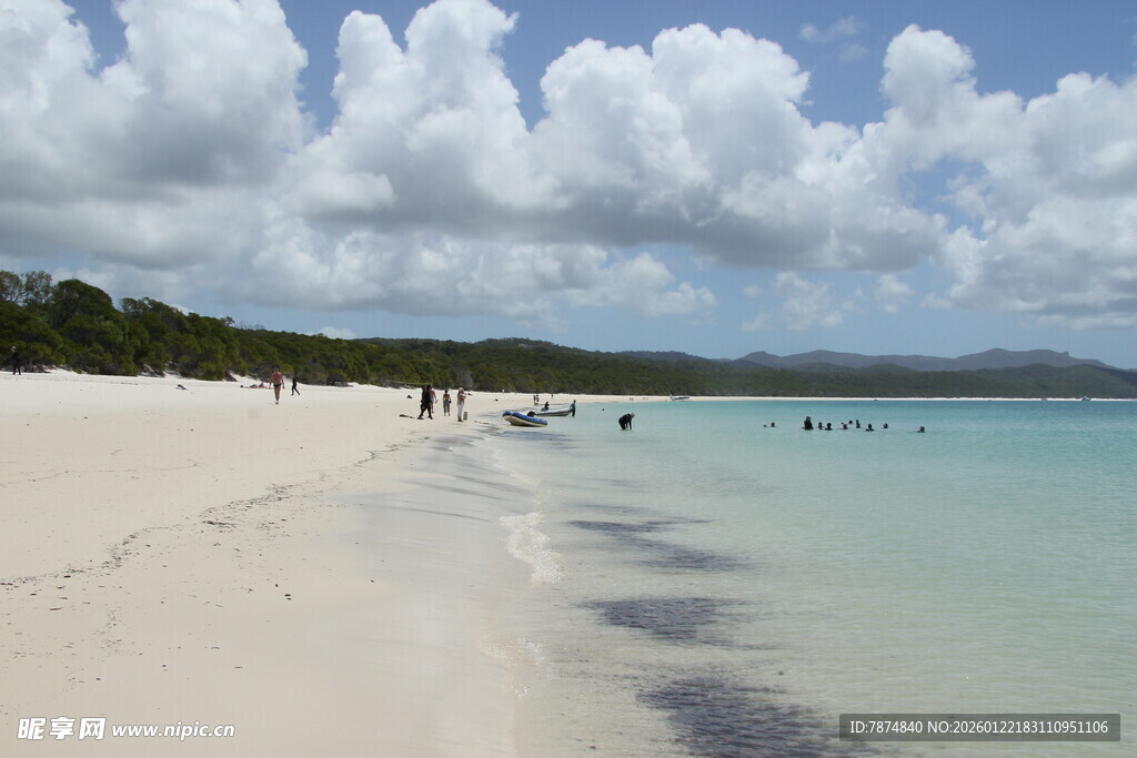 美丽的白色沙滩海滨风光