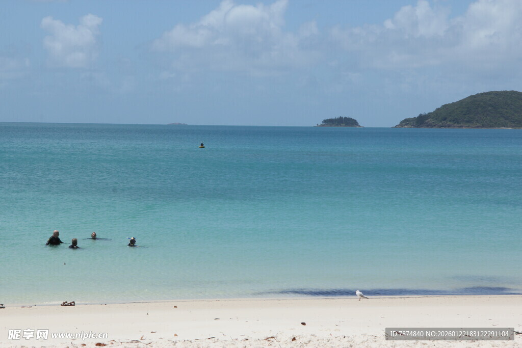 美丽海滩上的休闲人群