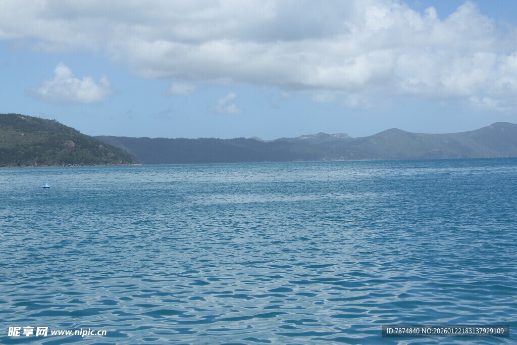 广阔海域与远处山峦景色