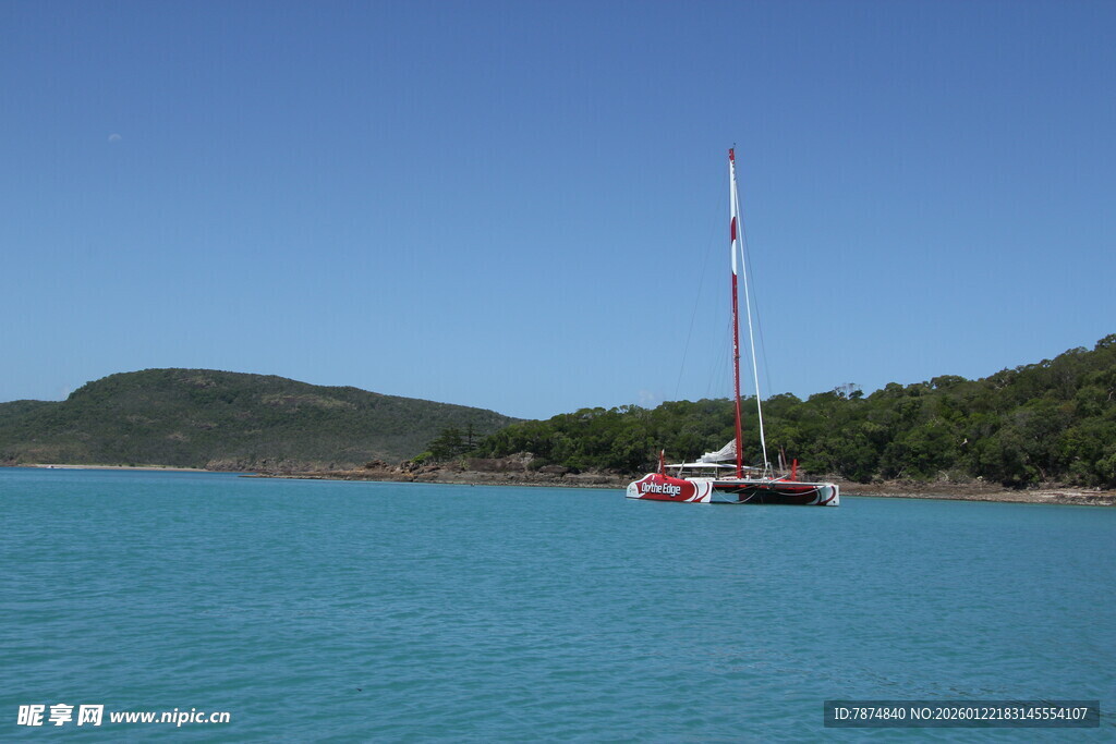 蓝水畔的航行帆船