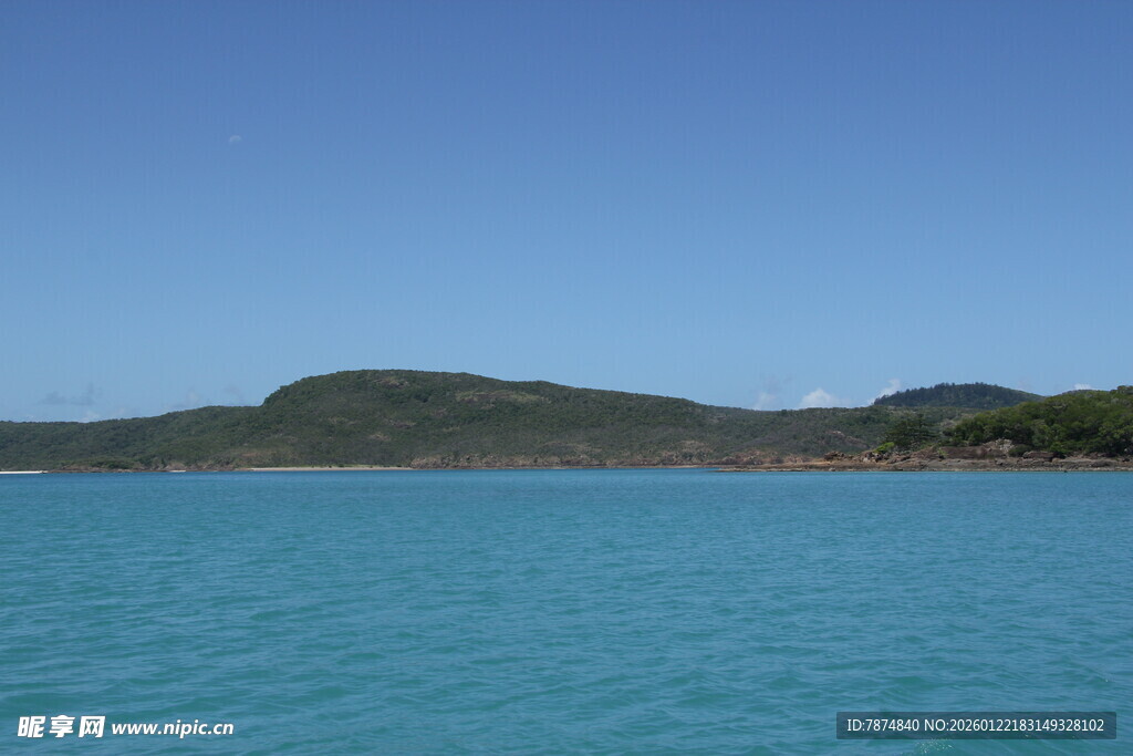 碧海蓝天中的远山景色
