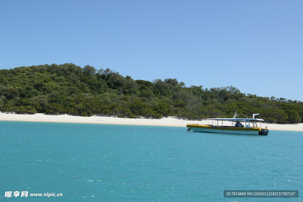碧海沙滩旁的船只