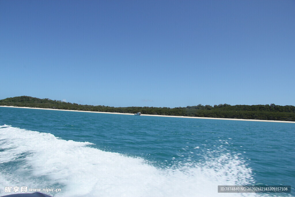 乘船赏碧海蓝天美景