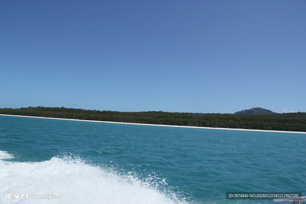 海上快艇激起白色浪花