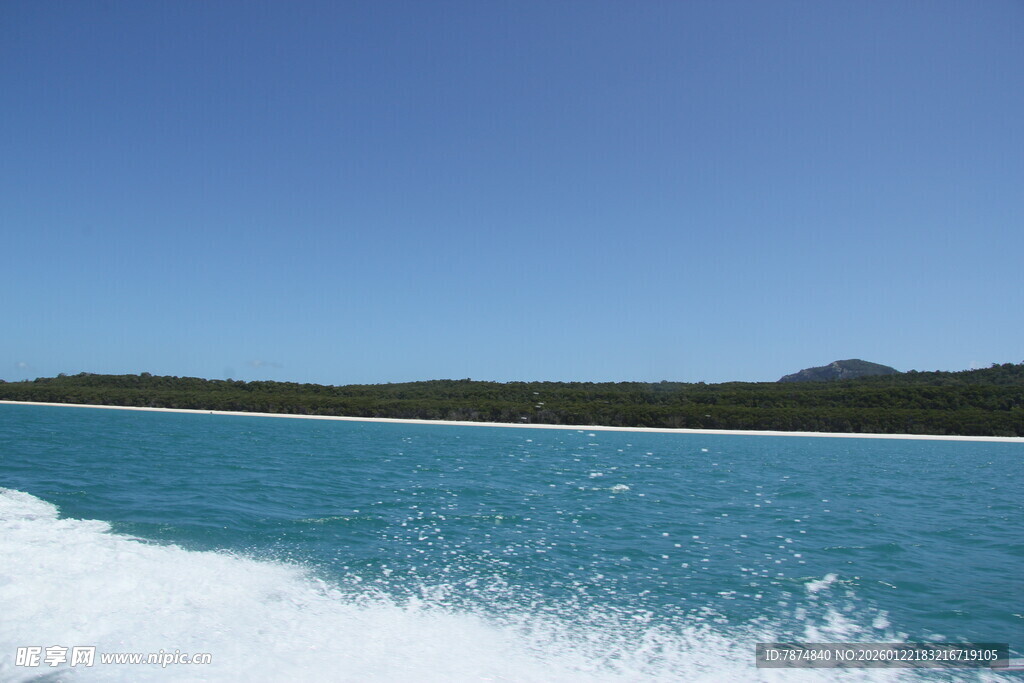 海上飞驰激起白色浪花