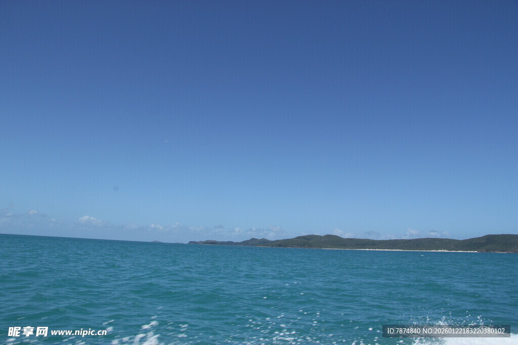 海上碧波蓝天航行景象