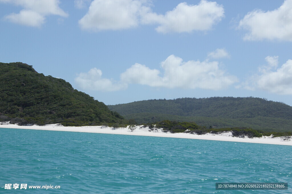 碧海白沙环绕的秀丽海岸