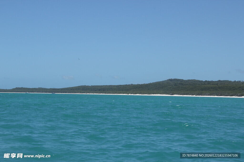 碧海蓝天中的远方陆地