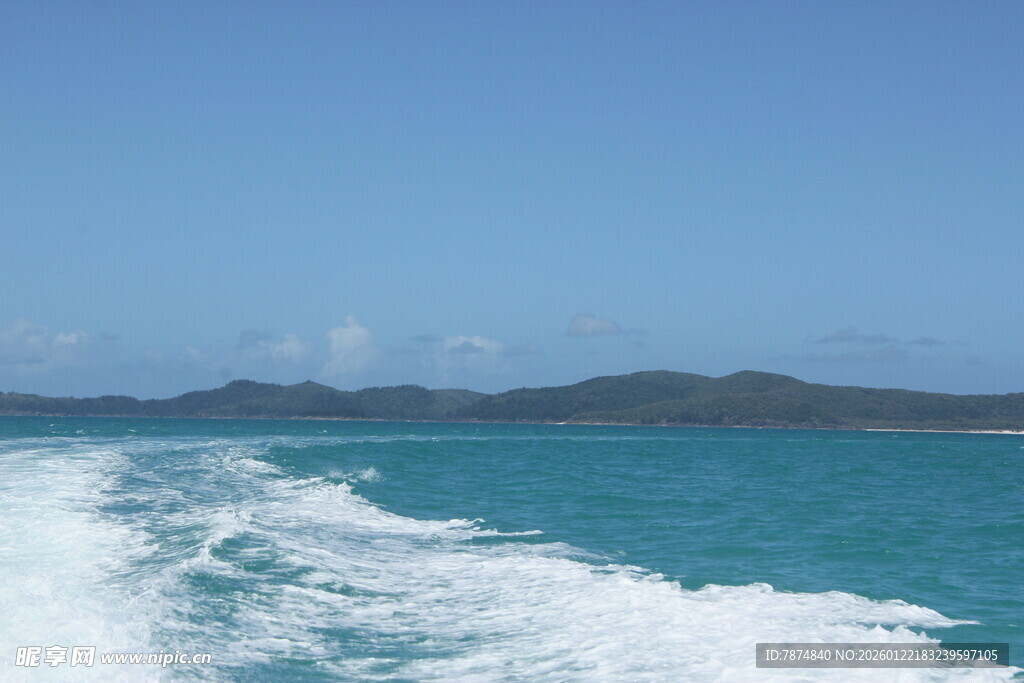 海上破浪 远方青山蓝天