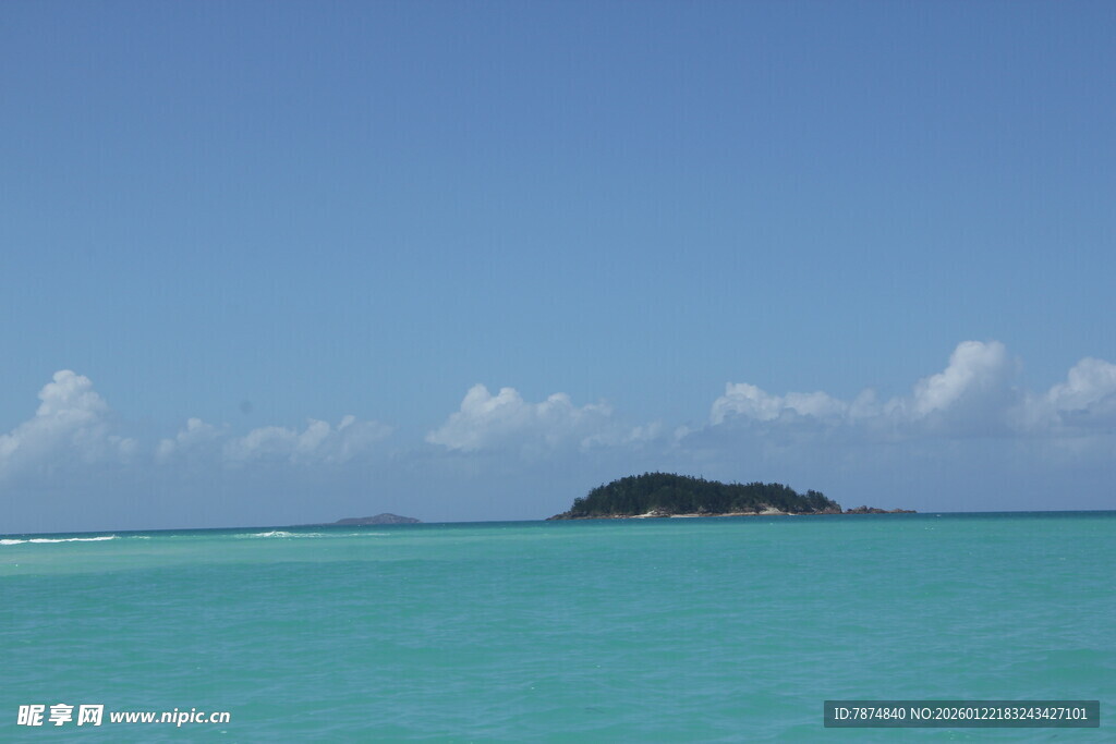 碧海蓝天中的孤悬小岛