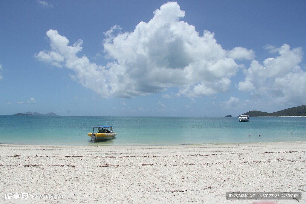 美丽海滩上的黄色小船
